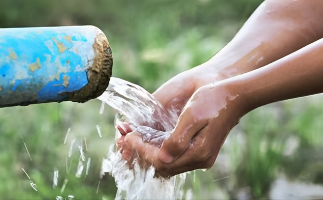 Niña con agua limpia