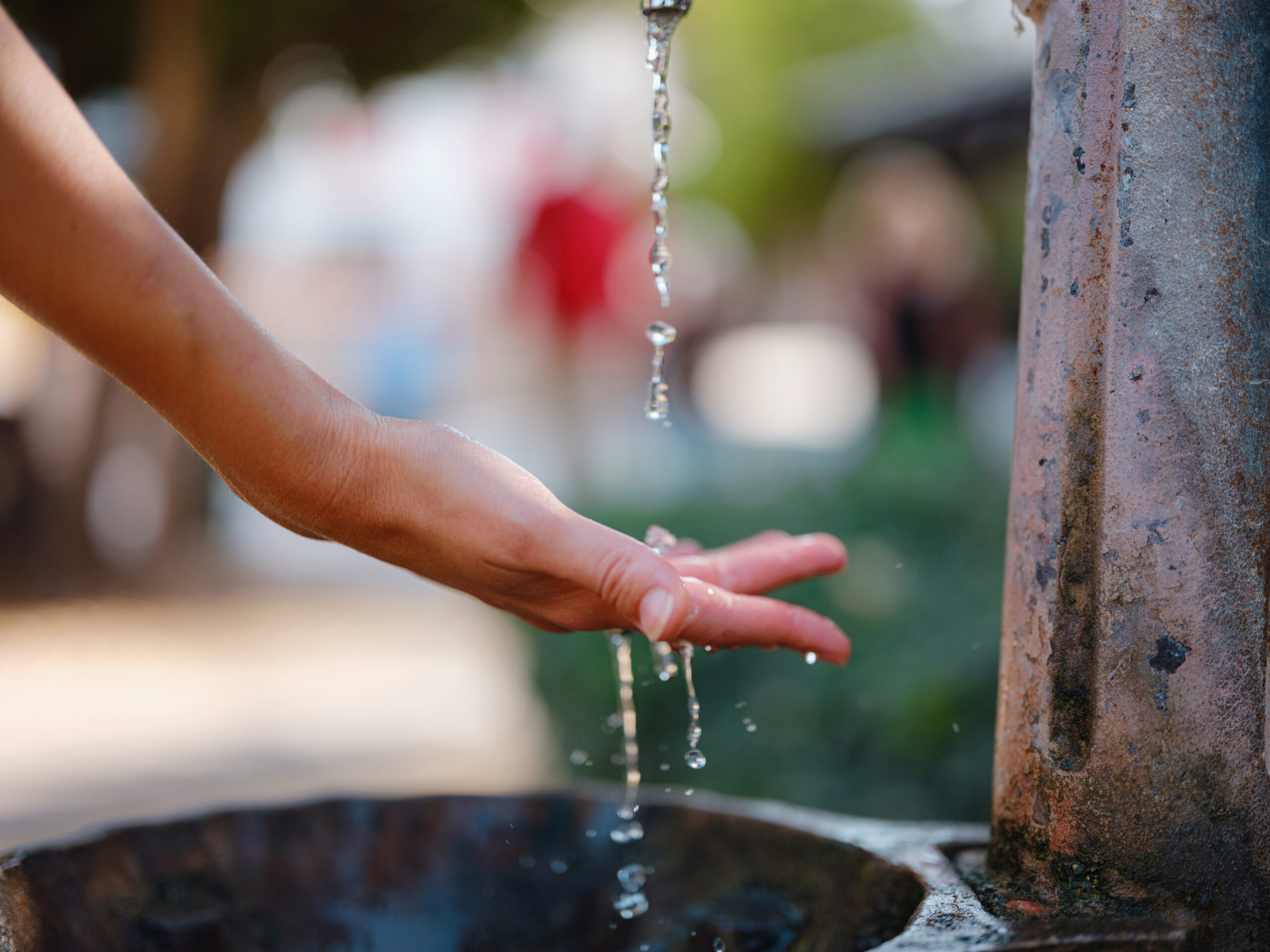 Comunidad rural utilizando sistema VitalWater de agua del aire