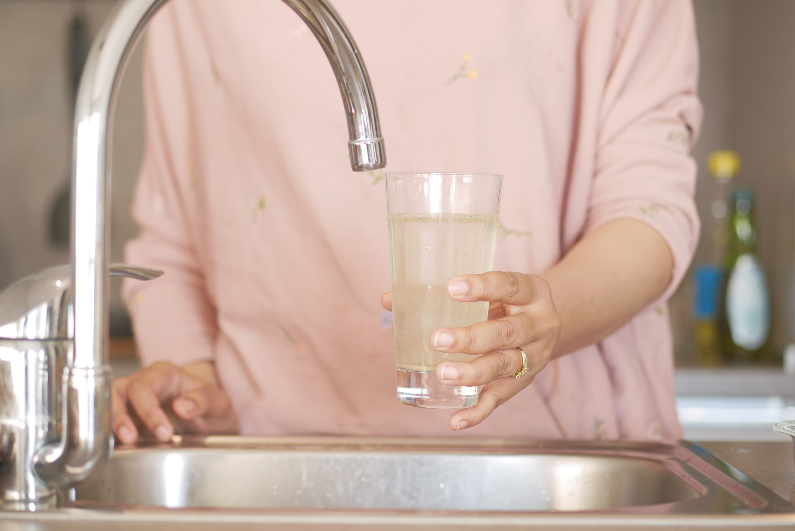 Persona con agua disponible pero desconfianza en su calidad